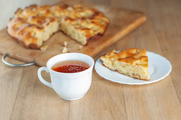 Apfelkuchen Und Eine Tasse Tee Auf Einem Holztisch — Stockfoto