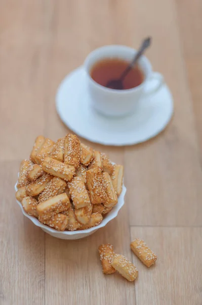 Crackers Con Sesamo Nero Forte Una Tazza Tavolo Legno — Foto Stock