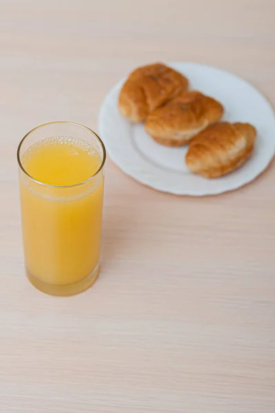 Φρέσκα Κρουασάν Λευκό Πιάτο Και Ένα Ποτήρι Χυμό Πορτοκάλι Στο — Φωτογραφία Αρχείου
