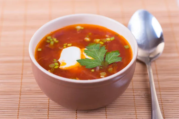 Borsch Rosso Con Panna Acida Prezzemolo Una Ciotola Una Tovaglia — Foto Stock