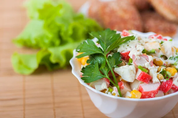 Salade Crabe Sur Une Assiette Blanche Sur Une Nappe Bambou — Photo