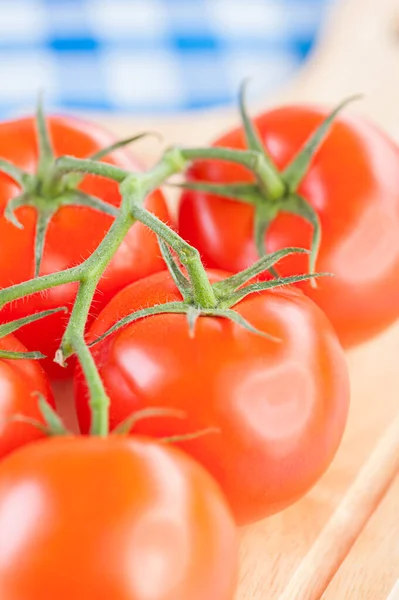 Tomates Vermelhos Ramo Uma Tábua Corte Que Fica Uma Toalha — Fotografia de Stock