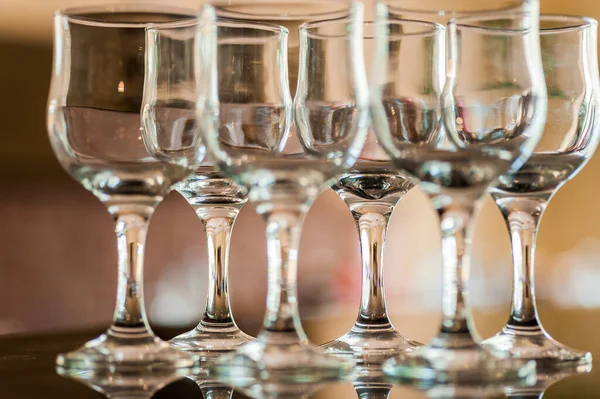 Gruppo Bicchieri Vino Vetro Sulla Superficie Del Tavolo Specchio — Foto Stock