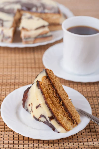 Pedazo Delicioso Pastel Con Glaseado Crema Agria Una Taza Negro — Foto de Stock