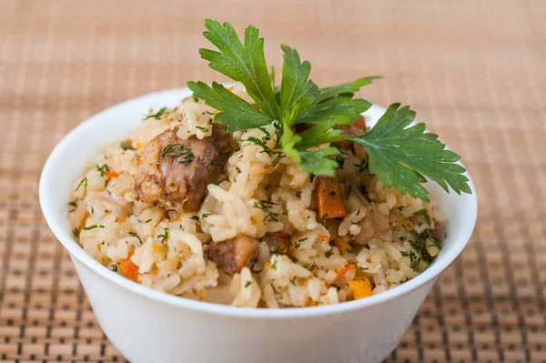 用肉和米做的皮拉 用香菜和竹子桌布装饰 — 图库照片