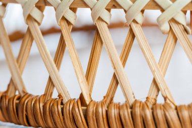 Güzel yuvarlak hasır sepet yakın çekim.