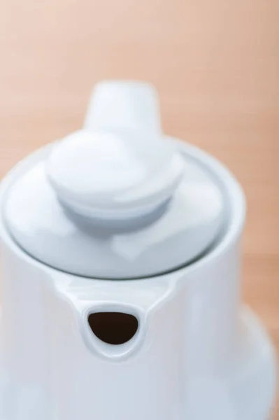 Πορσελάνη Κανάτα Του Γάλακτος Ένα Καφέ Ύφασμα Τραπέζι Μπαμπού — Φωτογραφία Αρχείου