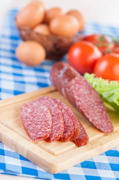 Salsicha Saborosa Deitada Numa Tábua Corte Cesta Vime Com Ovos — Fotografia de Stock