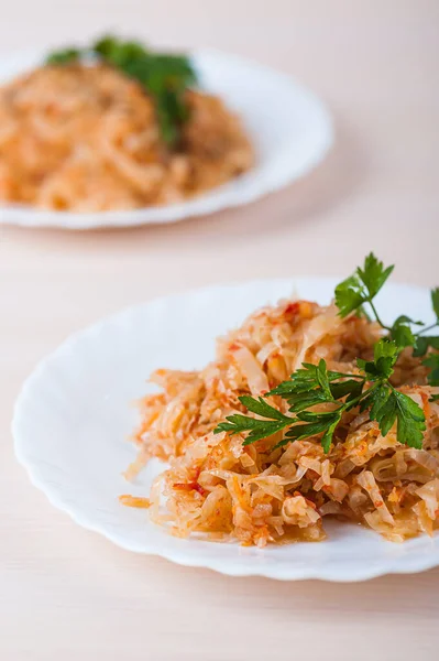 Col Estofada Con Perejil Plato Blanco Sobre Mesa — Foto de Stock