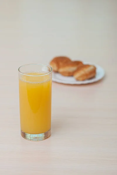 Croissants Frais Sur Une Assiette Blanche Verre Jus Orange Sur — Photo