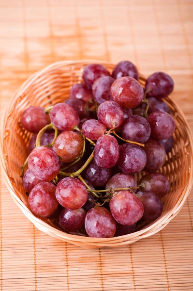 Uvas Rosa Molhadas Encontra Uma Cesta Vime Uma Toalha Mesa — Fotografia de Stock