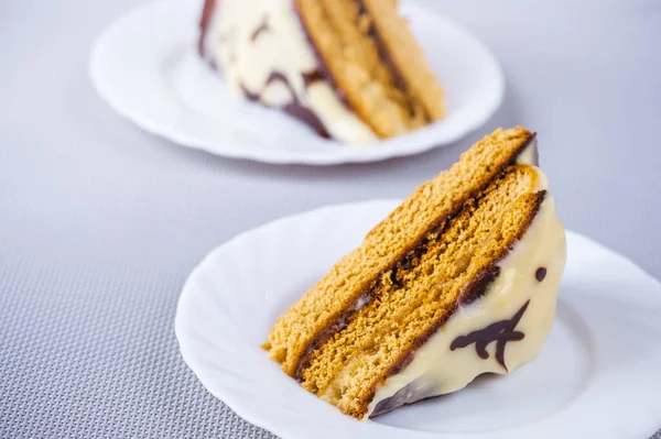 Deux Morceaux Délicieux Gâteau Crème Sure Cerise Sur Table Grise — Photo