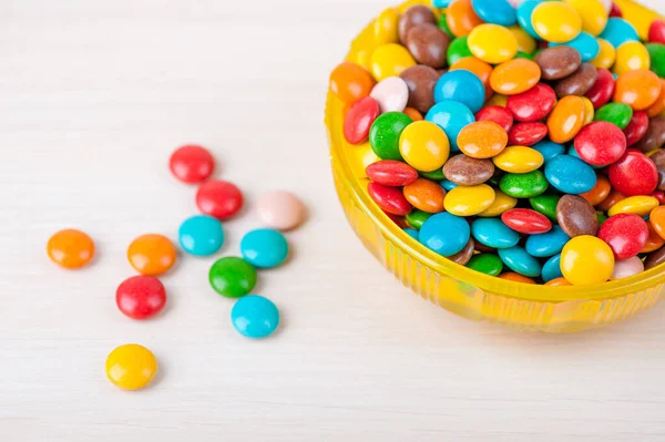 Pequenos Doces Coloridos Tigela Amarela Mesa — Fotografia de Stock