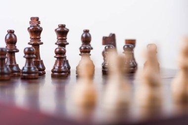 Siyah ve beyaz parçalı satranç tahtası..