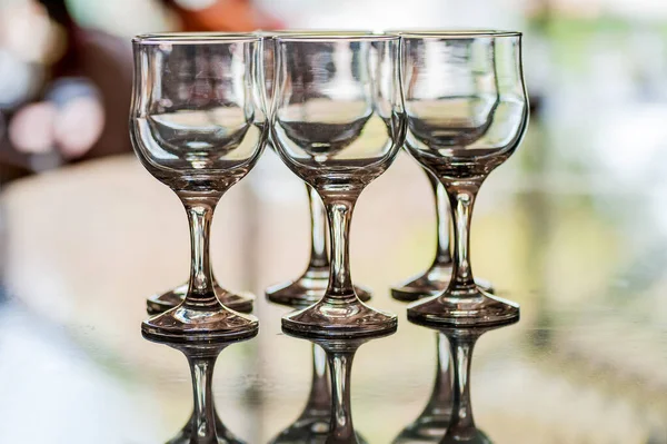 Gruppo Bicchieri Vino Vetro Sulla Superficie Del Tavolo Specchio — Foto Stock
