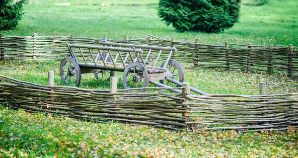 Stary Wózek Trawniku Otoczony Drewnianym Płotem — Zdjęcie stockowe