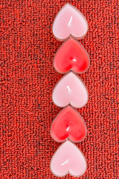 Pequeñas Velas Rojas Rosadas Forma Corazón Sobre Alfombras Lana Roja —  Fotos de Stock