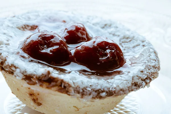 Delicioso Bolo Redondo Com Cereja Close Sobre Mesa — Fotografia de Stock