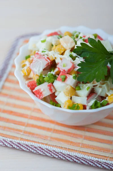 Salade Avec Bâtonnets Crabe Maïs Persil Sur Une Nappe Bambou — Photo