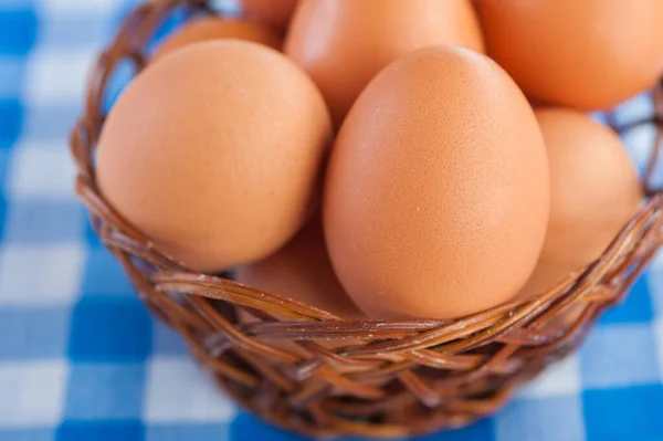 Rieten Mand Met Eieren Een Geruit Blauw Tafelkleed — Stockfoto