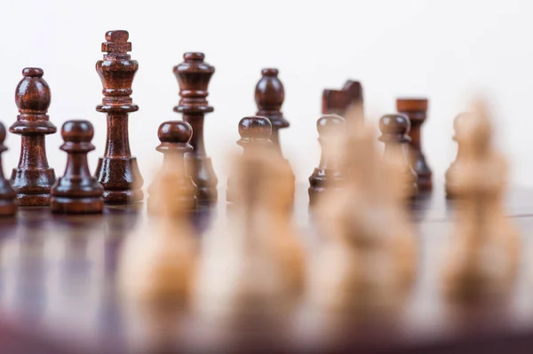 Шахматная Доска Белыми Черными Фигурами — стоковое фото
