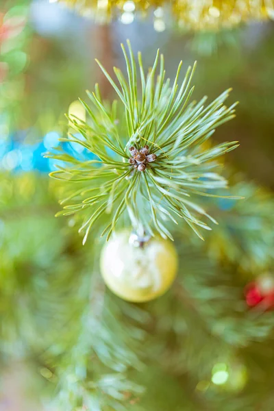 Kerstboom Versierd Met Bloemenslingers Speelgoed — Stockfoto