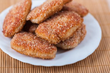 Bambu masa örtüsünün üzerinde ekmek kırıntılarıyla kızartılmış domuz pirzolası..