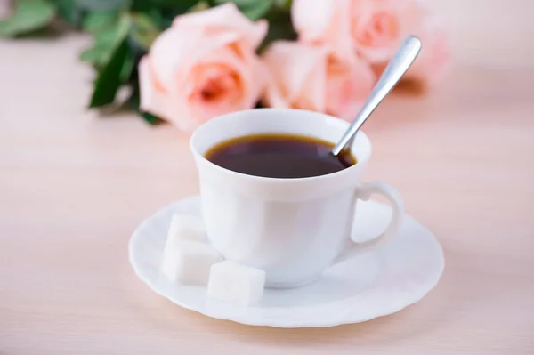 Чашка Крепкого Черного Чая Стоит Блюдце Столе Розовые Розы Заднем — стоковое фото