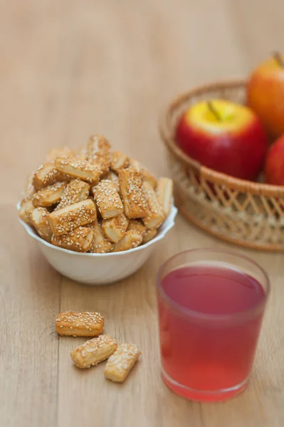 Crackers Con Semi Sesamo Succo Frutta Mele Rosse Tavolo Legno — Foto Stock