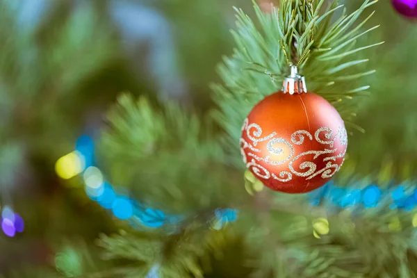 圣诞树 上面装饰着花环和玩具 — 图库照片