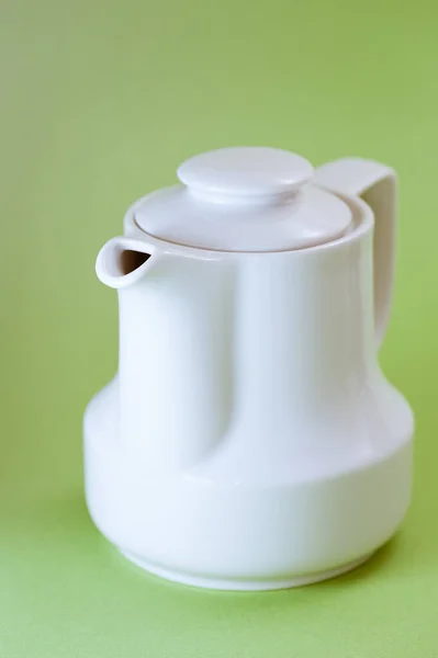 Porseleinen Kan Van Melk Een Groene Achtergrond — Stockfoto
