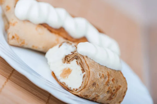 Panqueques Con Relleno Queso Plato Blanco Sobre Mantel Bambú — Foto de Stock