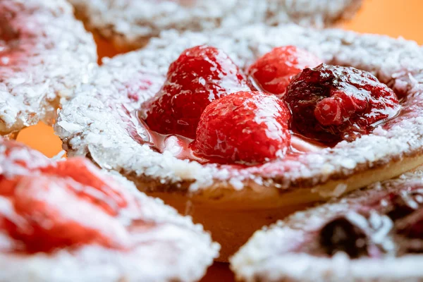 Leckere Runde Torte Mit Kirsche Und Erdbeere Nahaufnahme Auf Dem — Stockfoto