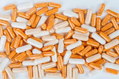 Bir sürü beyaz ve kahverengi hap kapanıyor..