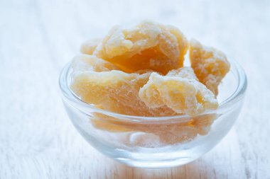 Kurutulmuş zencefilli cam kase masanın üzerinde..