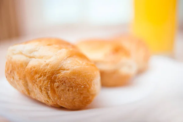 Croissants Frais Sur Une Assiette Blanche Verre Jus Orange Sur — Photo