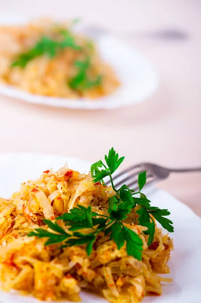 Schmorkohl Mit Petersilie Weißen Teller Auf Dem Tisch — Stockfoto