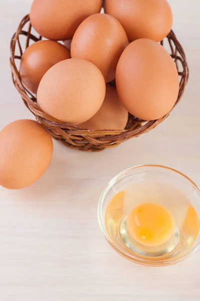 Meerdere Eieren Een Rieten Mandje Tafel — Stockfoto