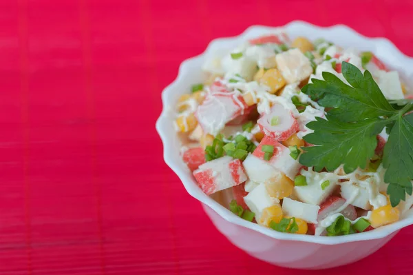 Insalata Con Bastoncini Granchio Mais Prezzemolo Sul Piatto Una Tovaglia — Foto Stock