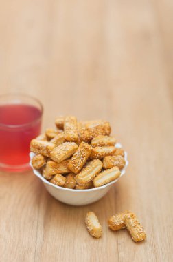 Tahta masada susamlı krakerler ve meyve suyu..