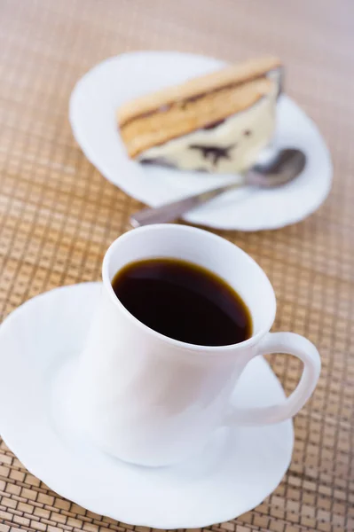 Pedazo Delicioso Pastel Con Glaseado Crema Agria Una Taza Negro — Foto de Stock