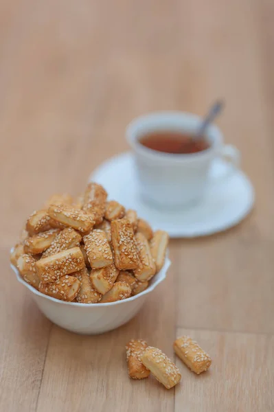 Crackers Con Sesamo Nero Forte Una Tazza Tavolo Legno — Foto Stock