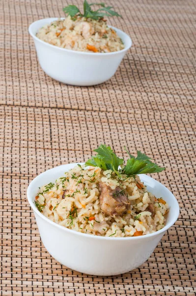 Pilaf Mit Fleisch Und Reis Garniert Mit Petersilie Auf Einem — Stockfoto