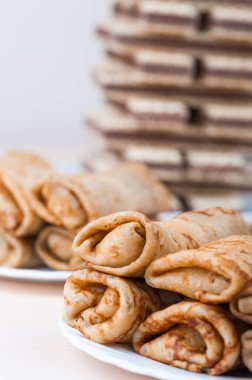 Beyaz tabakta doldurulmuş krep..