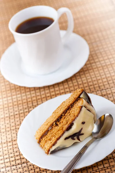 Кусок Вкусного Торта Сметаной Чашкой Крепкого Черного Чая Бамбуковой Скатерти — стоковое фото