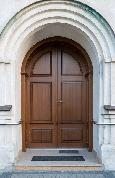 Een Grote Houten Deur Met Een Gewelfde Gewelf Katholieke Kerk — Stockfoto