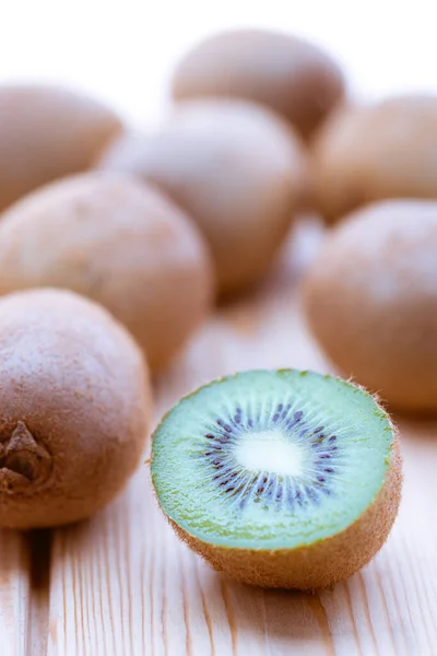 Diversi Kiwi Sul Tavolo Legno Kiwi Tagliato Metà — Foto Stock