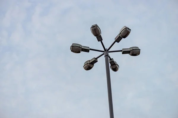 Grote Straatlamp Met Zes Lichten Tegen Lucht Met Wolken — Stockfoto