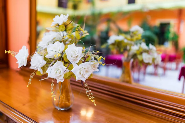 Hermoso Ramo Rosas Artificiales Frasco Vidrio Cerca Gran Espejo Una —  Fotos de Stock