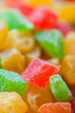 Çok renkli ananas dilimleri. Yakından şekerli..